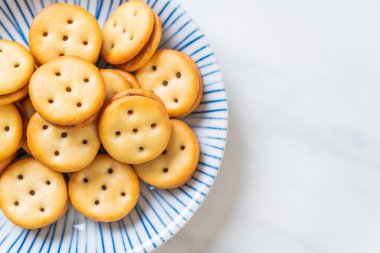 Hindistan cevizli bisküvi ve ananas reçeli.