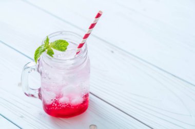 ahşap masa buzlu çilekli soda