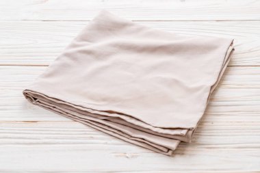ahşap arka plan üzerinde mutfak bezi (peçete)