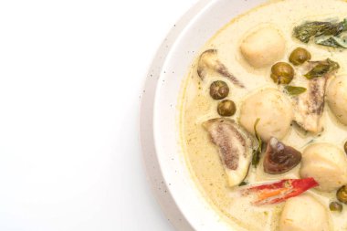 Beyaz arka plan üzerinde izole balık topu ile yeşil köri