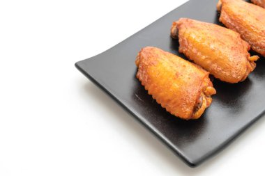 Beyaz arka plan üzerinde izole Barbekü tavuk kanadı