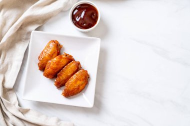 Barbekü tavuk kanadı sosu ile