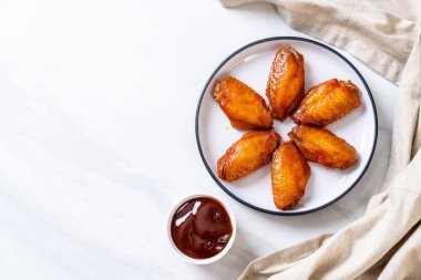 Barbekü tavuk kanadı sosu ile