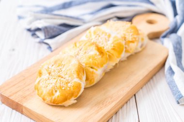 Asya tarzı ahşap zemin üzerine ev yapımı elma pasta