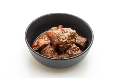 Beyaz arka plan üzerinde izole ot ile domuz eti güveç