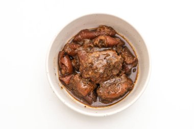 Beyaz arka plan üzerinde izole ot ile domuz eti güveç