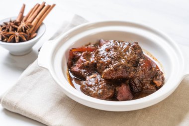 herb - Phuket Tayland geleneksel gıda tarzı ile domuz eti güveç