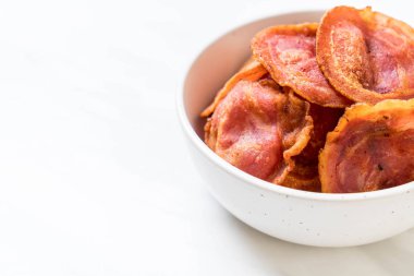 Kabın içinde kızarmış gevrek domuz pastırması