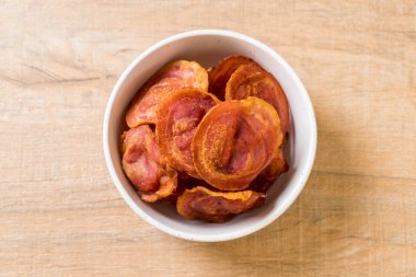 Kabın içinde kızarmış gevrek domuz pastırması