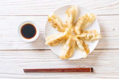 Japon gyoza 'sı ya da soya soslu hamur tatlısı.