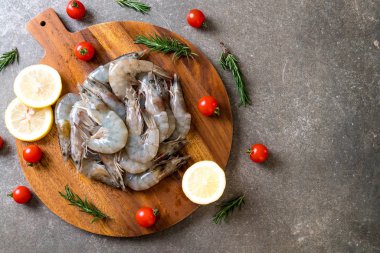 taze karides veya karides malzemelerle ahşap tahta üzerinde ham