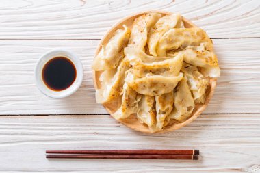 Japon gyoza 'sı ya da soya soslu hamur tatlısı.