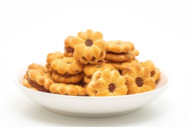 Beyaz arka planda izole edilmiş ananas reçelli hindistan cevizi bisküvisi