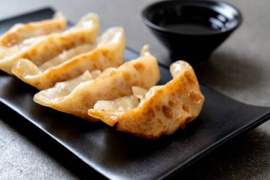 Japon gyoza 'sı ya da soya soslu hamur tatlısı.