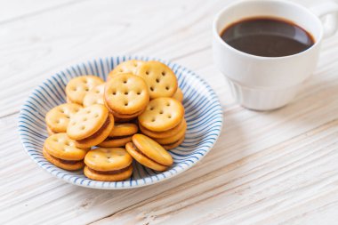 Hindistan cevizli bisküvi ve ananas reçeli.