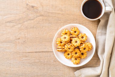 Hindistan cevizli bisküvi ve ananas reçeli.