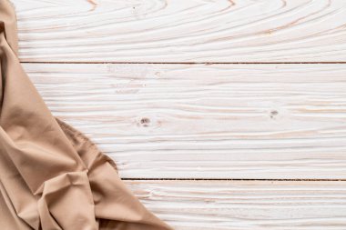 ahşap arka plan üzerinde mutfak bezi (peçete)