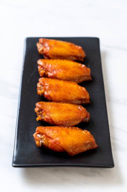 Barbekü tavuk kanadı sosu ile