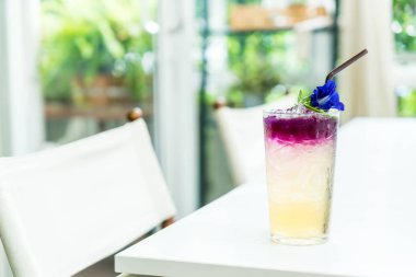 Kelebek bezelye suyuyla bal ve limon restoran veya kahve dükkanı