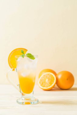 yanında da soda ahşap masa portakal suyu