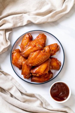 Barbekü tavuk kanadı sosu ile