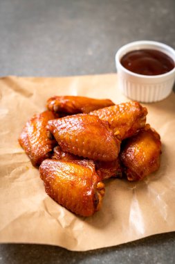 Barbekü tavuk kanadı sosu ile