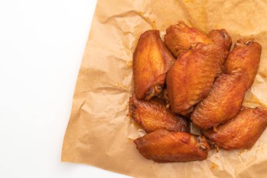 Beyaz arka plan üzerinde izole Barbekü tavuk kanadı