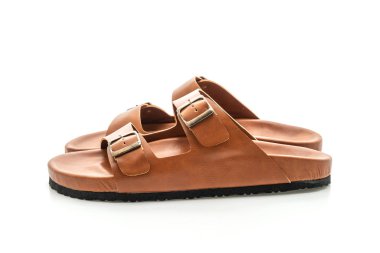 Erkekler beyaz arka plan üzerinde izole sandalet deri