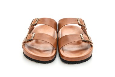 Erkekler beyaz arka plan üzerinde izole sandalet deri