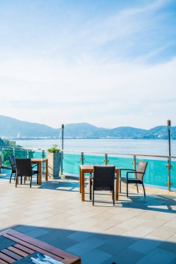 boş veranda sandalye ve masa deniz görünümü arka plan ile