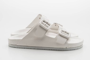 Kadınlar beyaz arka plan üzerinde izole sandalet deri