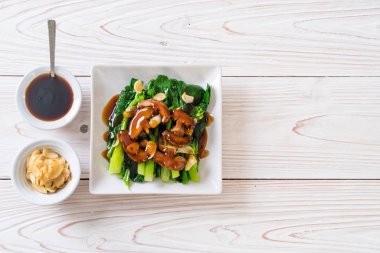 Sarımsaklı istiridye soslu kızarmış Hong Kong Kale heyecan