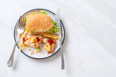 kızarmış tavuk burger - sağlıksız gıda tarzı