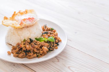 fesleğen pilav ve kızarmış yumurta - Tay geleneksel gıda tarzı ile tavada kızartılmış domuz eti