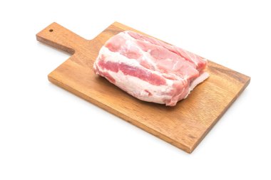 Beyaz arka planda izole edilmiş taze domuz filetosu.