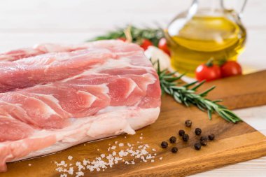 taze domuz ham filetosu ahşap tahta üzerinde