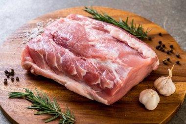 taze domuz ham filetosu ahşap tahta üzerinde