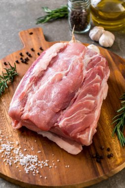 taze domuz ham filetosu ahşap tahta üzerinde