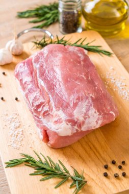 taze domuz ham filetosu ahşap tahta üzerinde