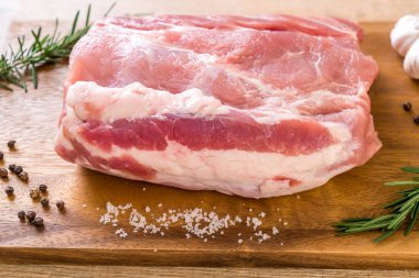 taze domuz ham filetosu ahşap tahta üzerinde