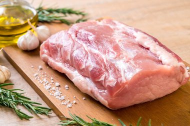 taze domuz ham filetosu ahşap tahta üzerinde