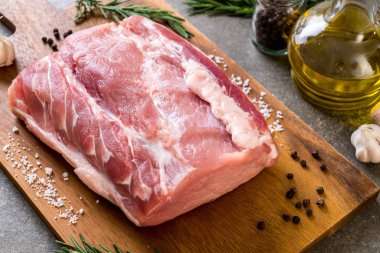 taze domuz ham filetosu ahşap tahta üzerinde