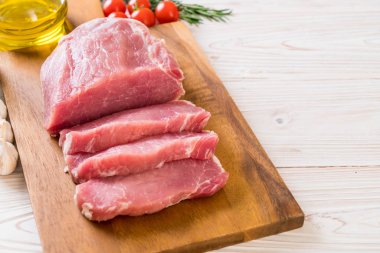 taze domuz ham filetosu ahşap tahta üzerinde