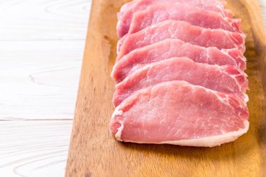 taze domuz ham filetosu ahşap tahta üzerinde