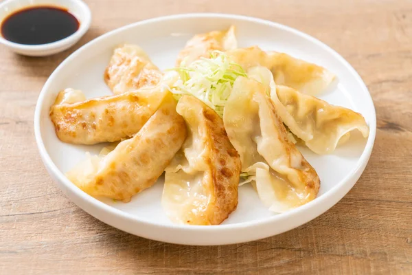 Japon gyoza 'sı ya da soya soslu hamur tatlısı.