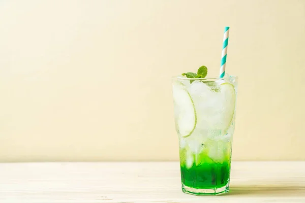 Green Apple Soda Wood Table — Stock Photo, Image