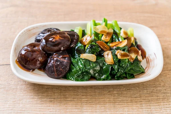 Sarımsaklı istiridye soslu kızarmış Hong Kong Kale heyecan