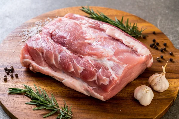 taze domuz ham filetosu ahşap tahta üzerinde