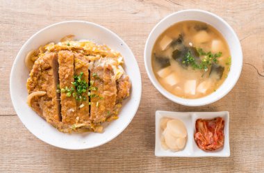 Kızarmış domuz pirzolası kasesi (Katsudon) - Japon yemek tarzı