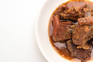 Beyaz arka plan üzerinde izole ot ile domuz eti güveç